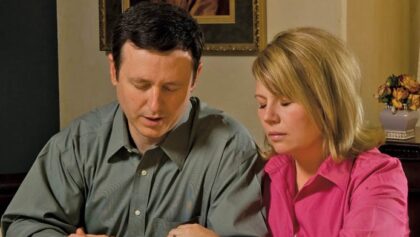 mormon-couple-praying